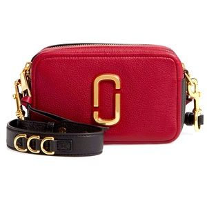 Marc Jacobs Softshot 21 comes with matching card case and extra strap attachment